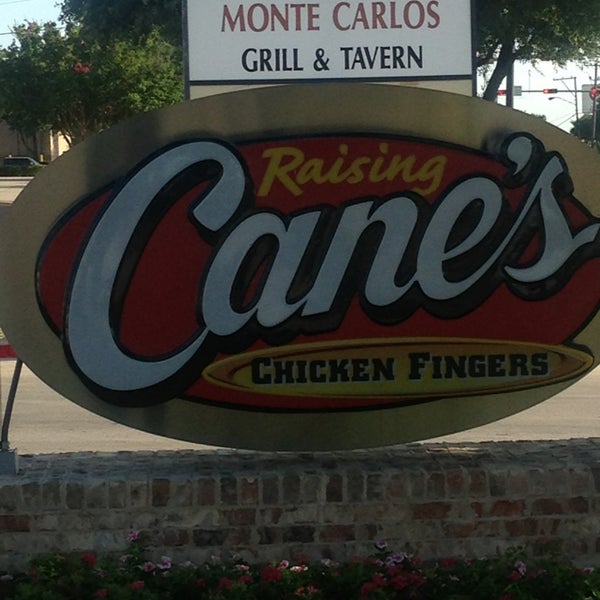 รูปภาพถ่ายที่ Raising Cane&#39;s Chicken Fingers โดย Barbara K. เมื่อ 7/9/2013