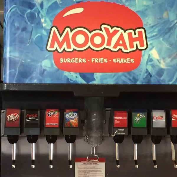 4/23/2015 tarihinde Barbara K.ziyaretçi tarafından MOOYAH Burgers, Fries &amp; Shakes'de çekilen fotoğraf