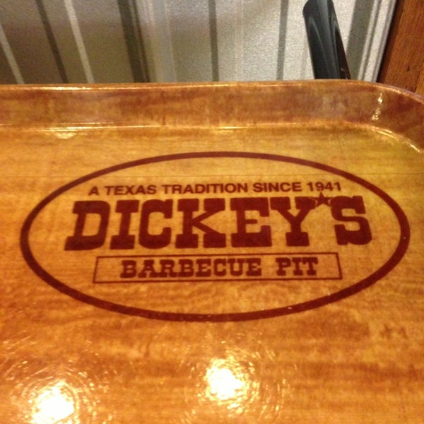 รูปภาพถ่ายที่ Dickey&#39;s BBQ Pit โดย Barbara K. เมื่อ 7/27/2013