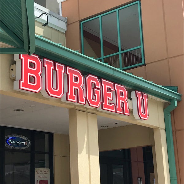 Снимок сделан в Burger U пользователем Barbara K. 6/13/2018