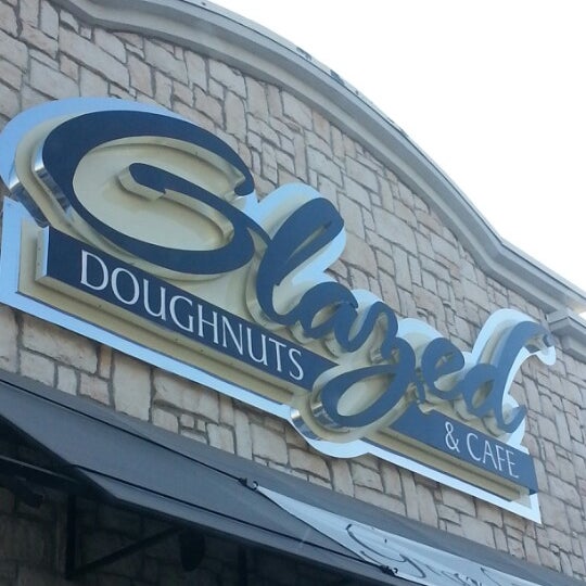 รูปภาพถ่ายที่ Glazed Doughnuts &amp; Cafe โดย Barbara K. เมื่อ 12/17/2012