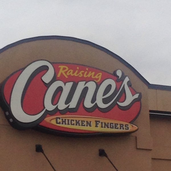 รูปภาพถ่ายที่ Raising Cane&#39;s Chicken Fingers โดย Barbara K. เมื่อ 3/26/2014