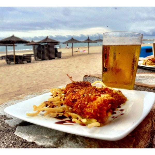 Photo taken at Surfing Beach Club FOOD &amp; DRINK by David A. on 10/11/2014