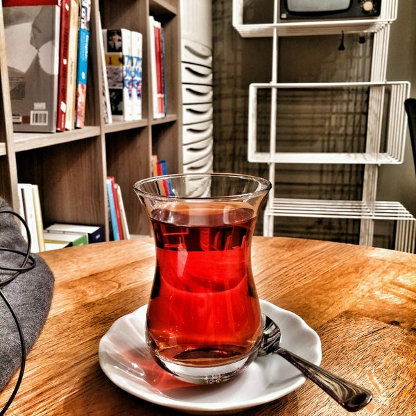 Photo taken at Tasarım Bookshop Cafe by Hakan A. on 1/22/2017