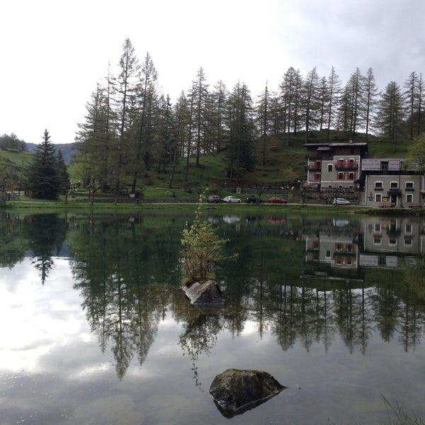 Foto scattata a Lago del Laux Hotel Ristorante da Matteo T. il 5/18/2013