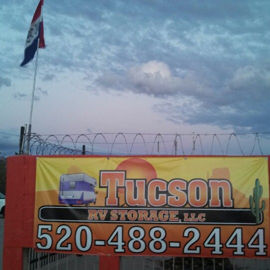 Das Foto wurde bei Tucson RV Storage von Nick S. am 2/9/2014 aufgenommen