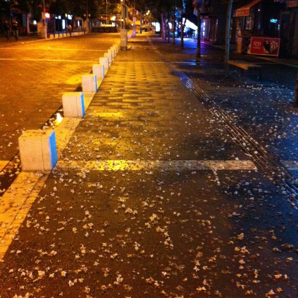 Das Foto wurde bei İsmet Paşa Caddesi von Burhan B. am 7/1/2015 aufgenommen