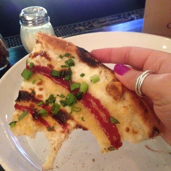 Das Foto wurde bei Crust Stone Oven Pizza von Carrie am 7/19/2014 aufgenommen