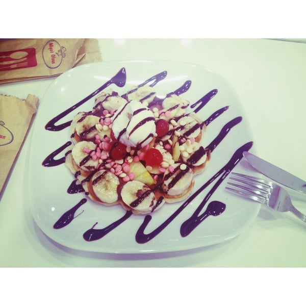 9/26/2014 tarihinde Kübra G.ziyaretçi tarafından Waffle Aşkı Plus CAFE'de çekilen fotoğraf