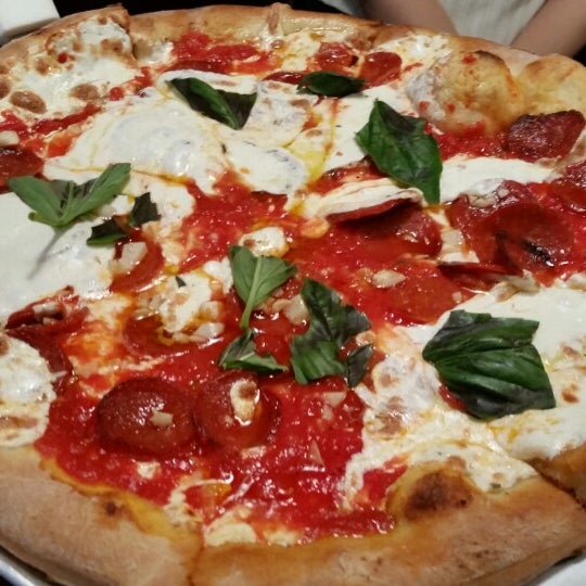 Foto diambil di Patsy&#39;s Pizzeria oleh Sergio S. pada 6/10/2014