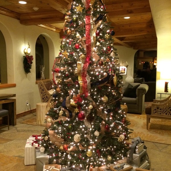 Das Foto wurde bei The Pines Lodge von Rayanne T. am 12/13/2014 aufgenommen
