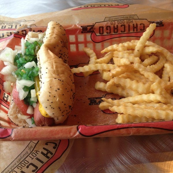 1/30/2013 tarihinde Pam R.ziyaretçi tarafından Chicago Hot Dog Co.'de çekilen fotoğraf