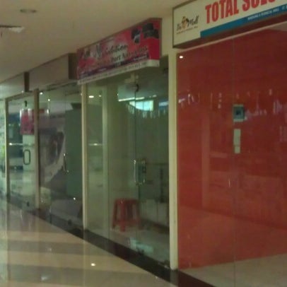 1/22/2013 tarihinde Imam Muarifziyaretçi tarafından Bandung Electronical Mall (BE Mall)'de çekilen fotoğraf