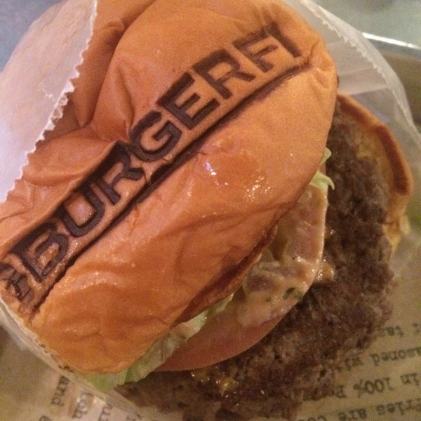 Das Foto wurde bei BurgerFi von Tina G. am 11/20/2014 aufgenommen