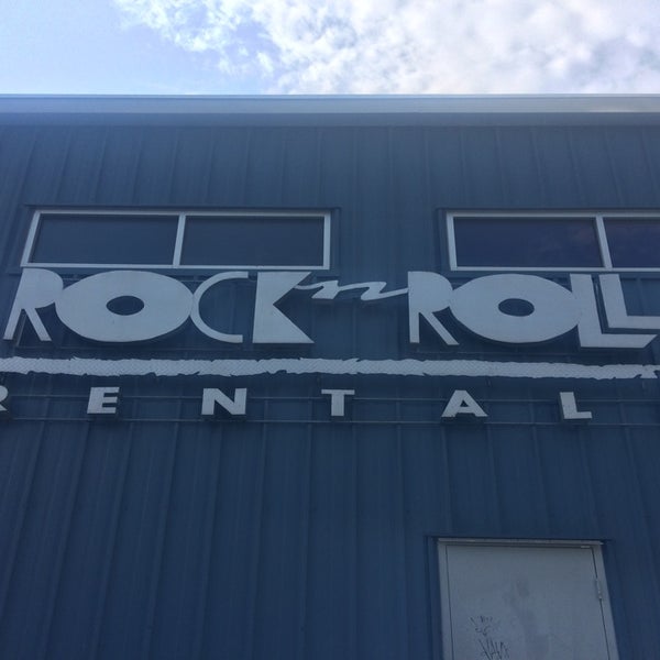 Foto scattata a Rock n Roll Rentals da Tina G. il 5/30/2014