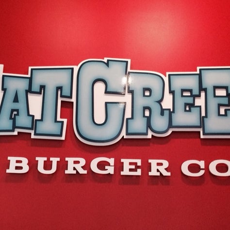 Foto tomada en Hat Creek Burger Co.  por Tina G. el 8/16/2014