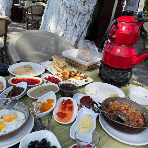 Foto diambil di Artemis Restaurant &amp; Şarap Evi oleh Özgürburak T. pada 5/30/2022