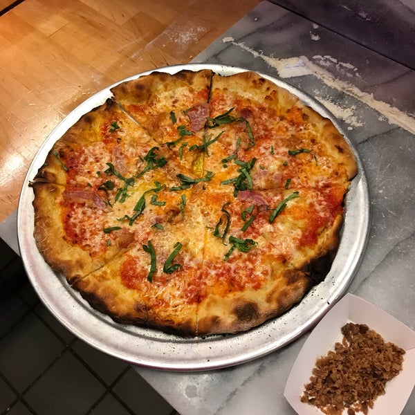 4/9/2017 tarihinde Vadim S.ziyaretçi tarafından Pizza School NYC'de çekilen fotoğraf