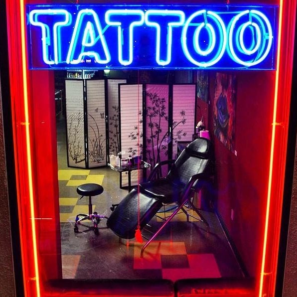 Photo taken at The Experience Ink Tattoo and Smoke Shop by The Experience Ink Tattoo and Smoke Shop on 4/8/2014