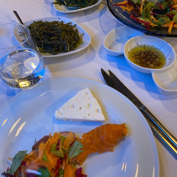 Das Foto wurde bei Sardina Balık Restaurant von MERVE A. am 4/14/2021 aufgenommen