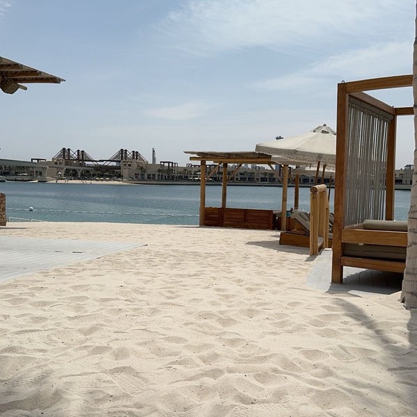 Foto diambil di WHITE Beach Dubai oleh عبدالرحمن pada 4/14/2024
