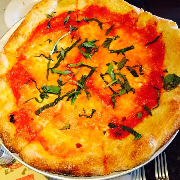Foto diambil di Alforno Trattoria • Bar • Pizza oleh Kevin M. pada 5/1/2015