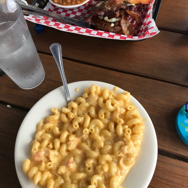 we tried lobster mac & cheese and burger and it was delicious!