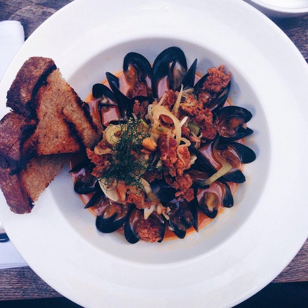 Delicious mussels and in the back they have blankets. (Foodstagram: @foodaholic_anonymous)