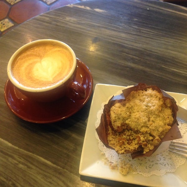 Photo prise au Gelato Bar &amp; Espresso Caffe par Lauren B. le7/8/2014