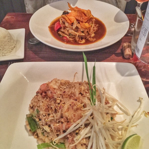 Foto scattata a Little Basil Thai Cuisine da Victoria il 6/6/2015