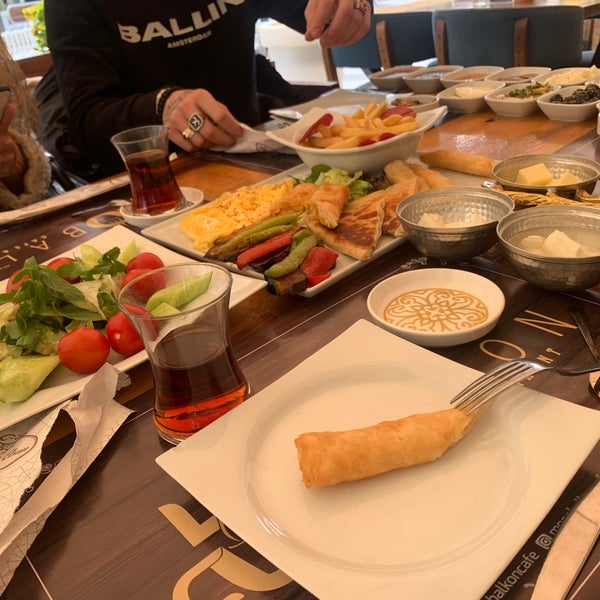รูปภาพถ่ายที่ Balkon Cafe &amp; Restaurant โดย Büşra เมื่อ 3/14/2021