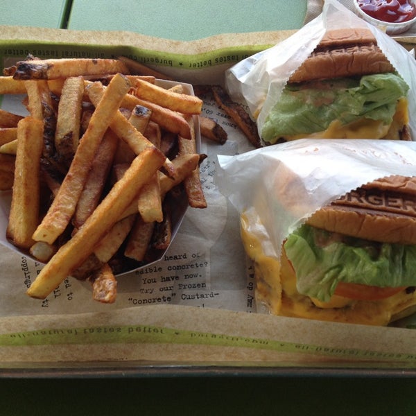 Foto diambil di BurgerFi oleh Miguel B. pada 2/9/2014