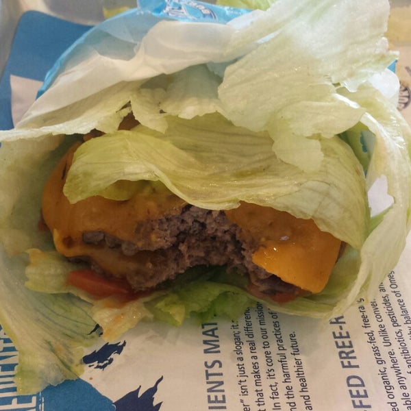 Foto diambil di Elevation Burger oleh Jennifer C. pada 4/14/2014