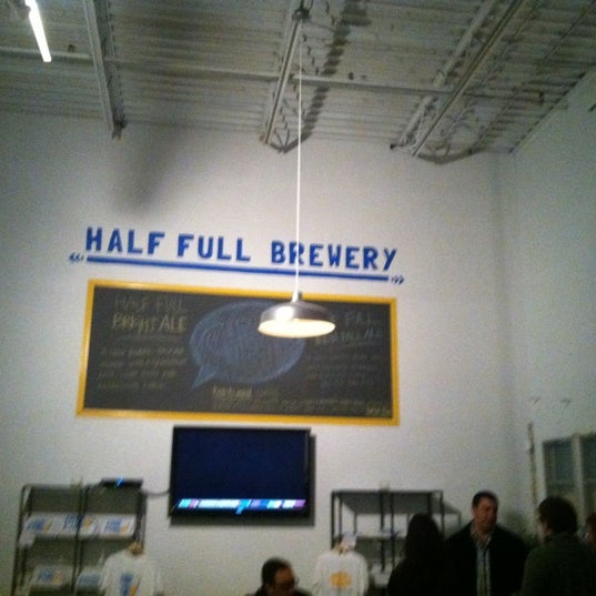 รูปภาพถ่ายที่ Half Full Brewery โดย Ali W. เมื่อ 2/9/2013