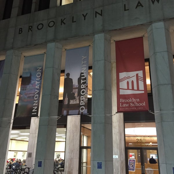 Foto tirada no(a) Brooklyn Law School por Ali W. em 11/10/2016