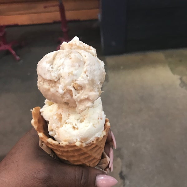 3/17/2018 tarihinde Monique S.ziyaretçi tarafından Jeni&#39;s Splendid Ice Creams'de çekilen fotoğraf