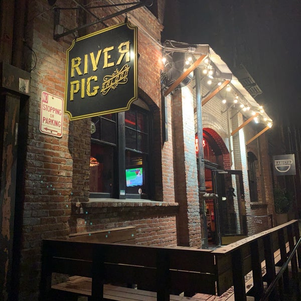 Foto tirada no(a) River Pig Saloon por Nessa H. em 8/27/2019