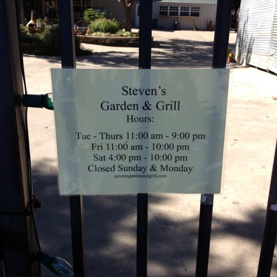 Foto tomada en Steven&#39;s Garden &amp; Grill  por Bonzer W. el 10/29/2012