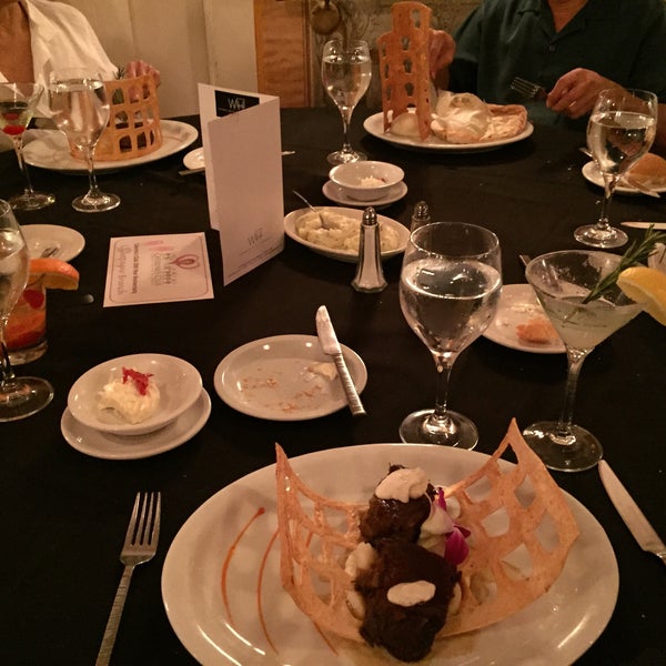 3/18/2015 tarihinde Kay L.ziyaretçi tarafından Anaheim White House Restaurant'de çekilen fotoğraf