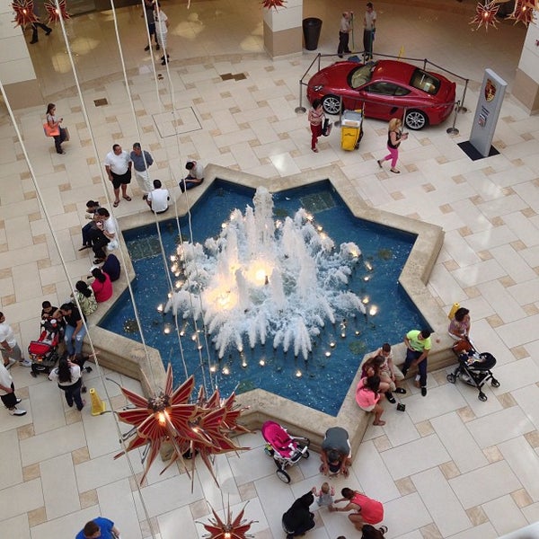 Foto tomada en Aventura Mall Fountain  por Mr G. el 5/25/2013