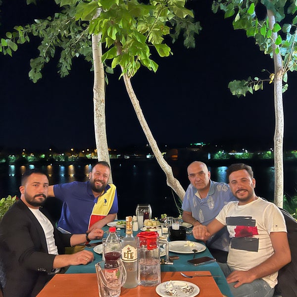Das Foto wurde bei KoyuMavi Balık Restaurant von Adnan Çgz am 9/14/2022 aufgenommen