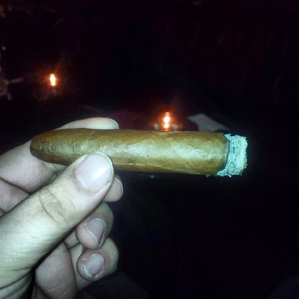 รูปภาพถ่ายที่ Merchants Cigar Bar โดย Nacer N. เมื่อ 1/23/2014