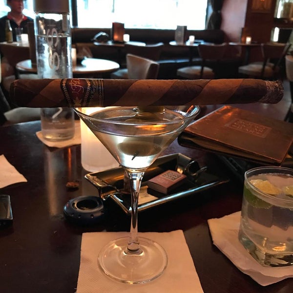 4/16/2017にNacer N.がSoHo Cigar Barで撮った写真