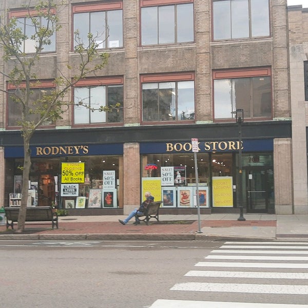 Foto tirada no(a) Rodney&#39;s Bookstore por Kit K. em 8/27/2020