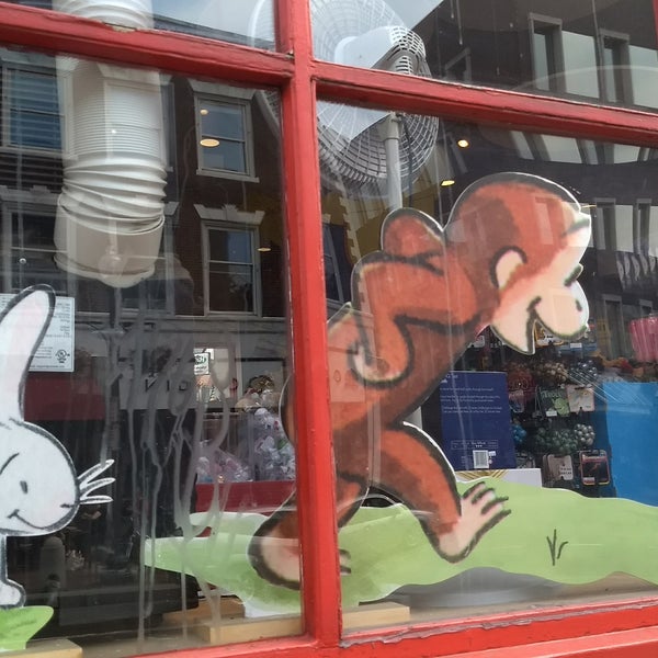 Foto scattata a World&#39;s Only Curious George Store da Kit K. il 6/30/2017