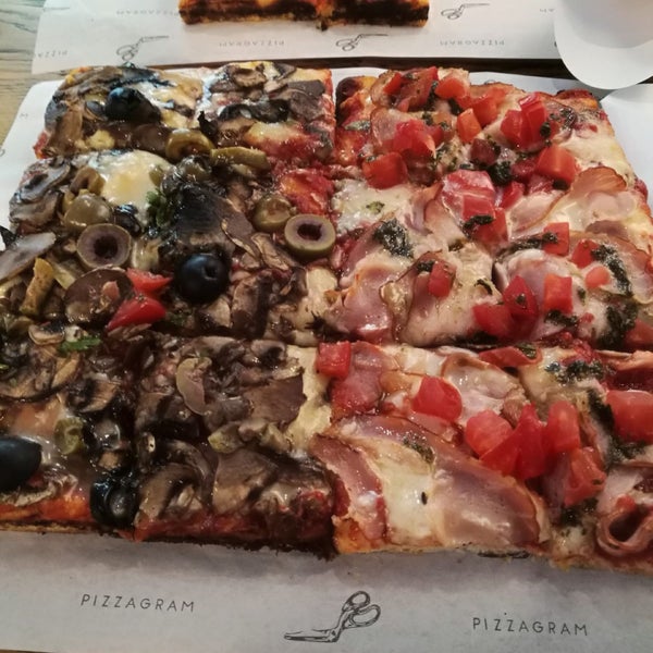 รูปภาพถ่ายที่ Pizzagram โดย Milica N. เมื่อ 7/22/2018