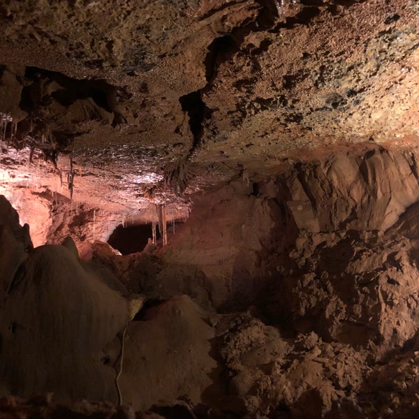 Foto diambil di Natural Bridge Caverns oleh Brayan H. pada 7/17/2019