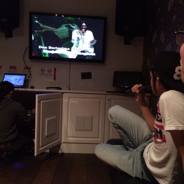 Kobe Karaoke Bar in Bristol