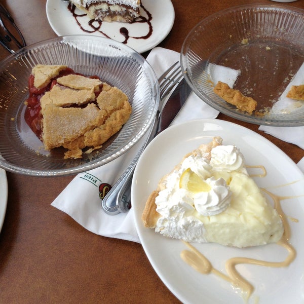 4/27/2013にIr&amp;IvがShari&#39;s Cafe and Piesで撮った写真