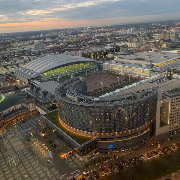 รูปภาพถ่ายที่ Frankfurt Marriott Hotel โดย Mike A. เมื่อ 1/16/2020